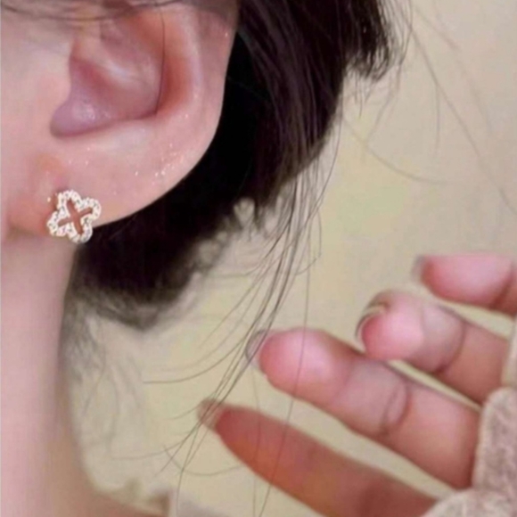 👗Bundle 5/$25👗 925 Sterling Silver 14K Gold Plated CloverStud Earrings - Picture 2 of 4